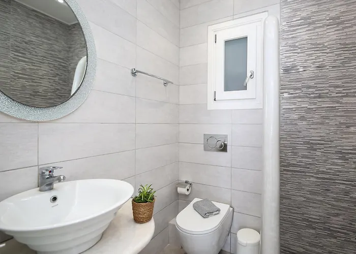 Augusta & Apartment Naousa (Paros)